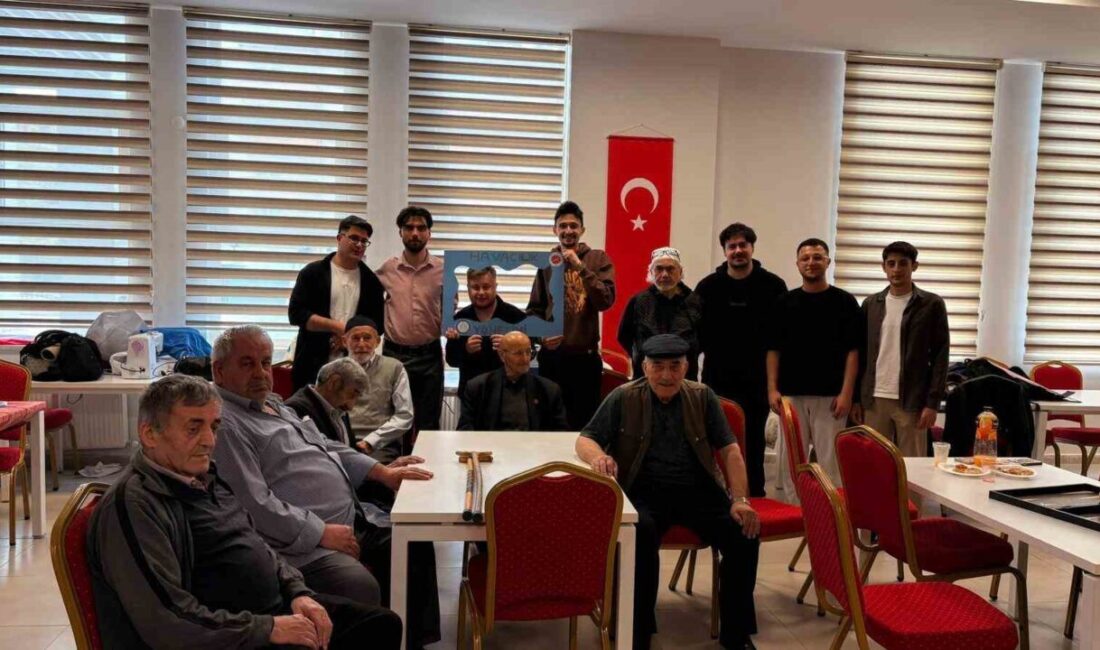 Kastamonu Üniversitesi Sivil Havacılık Yüksekokulu öğrencileri, ziyaret ettikleri huzurevi sakinleriyle