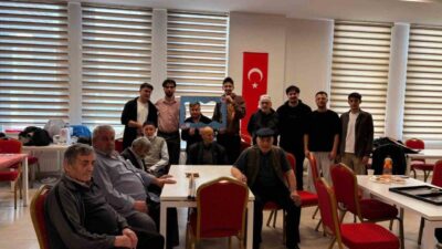 Kastamonu Üniversitesi Sivil Havacılık Yüksekokulu öğrencileri, ziyaret ettikleri huzurevi sakinleriyle