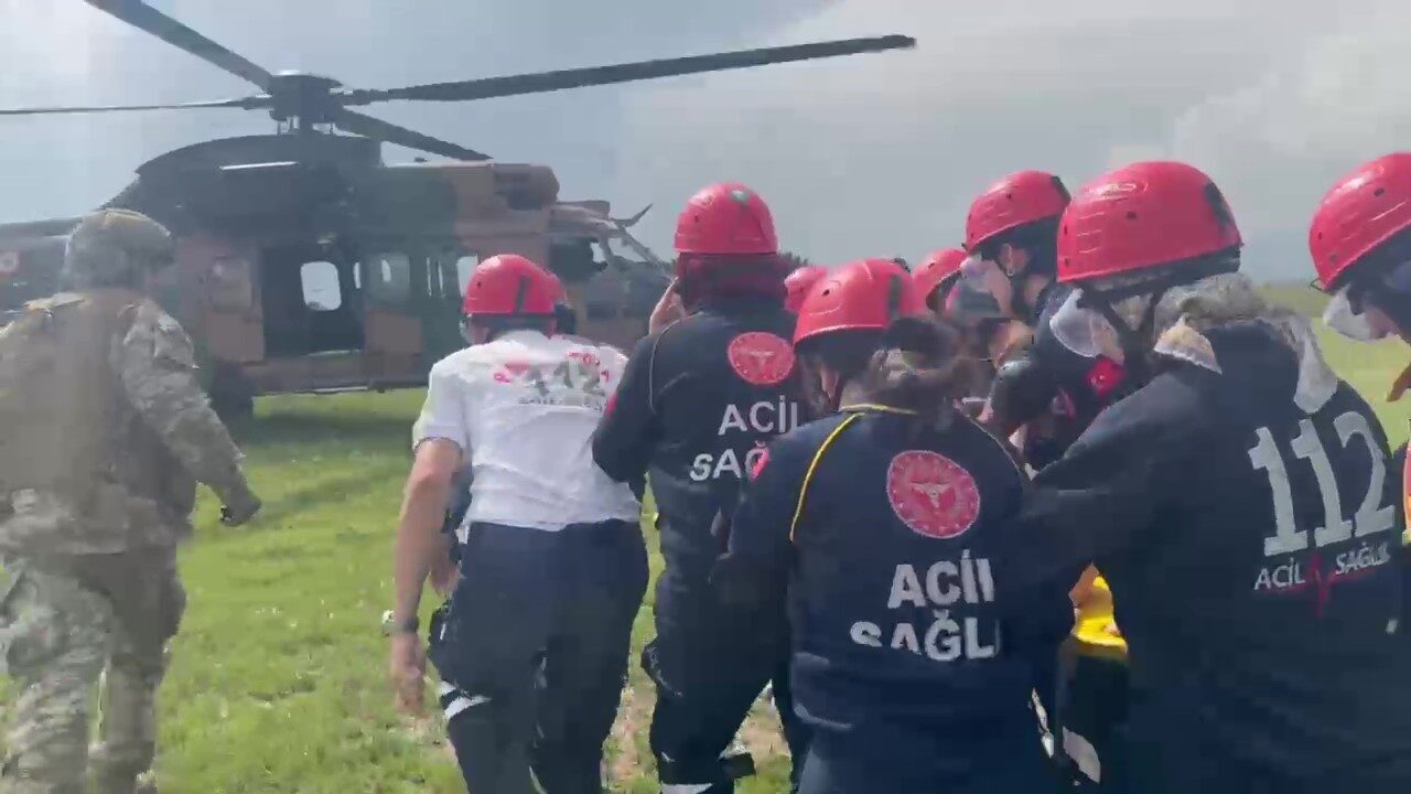 Amasya’da düzenlenen UMKE tatbikatında paramedik eğitimi alan üniversite öğrencileri, felaketlerde
