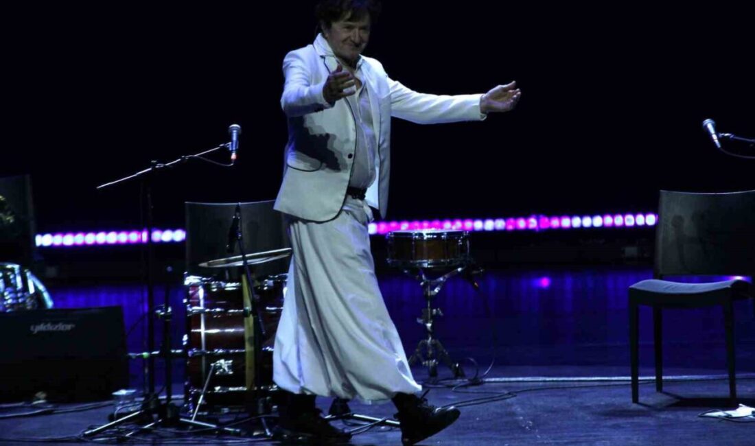 Dünyaca ünlü Bosnalı besteci Goran Bregovic, Ankara’da verdiği konserde hayranlarıyla