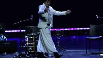 Dünyaca ünlü Bosnalı besteci Goran Bregovic, Ankara’da verdiği konserde hayranlarıyla