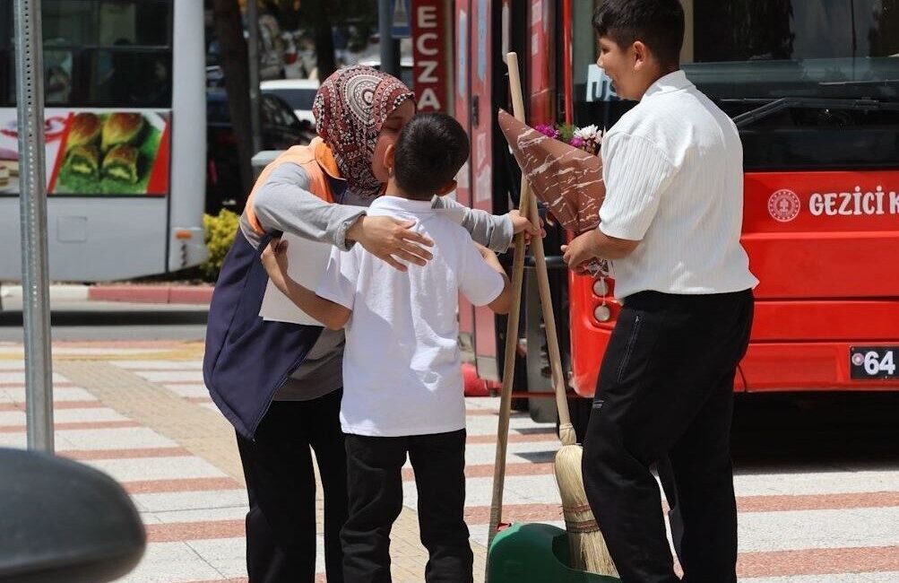 Uşak Belediyesi Temizlik İşleri Müdürlüğü’nde görev yapan anneler, çalıştıkları sırada
