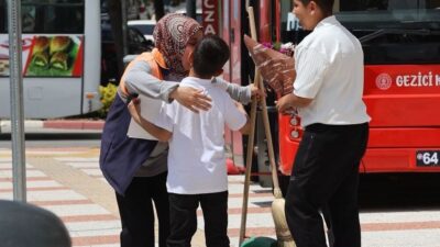 Uşak Belediyesi Temizlik İşleri Müdürlüğü’nde görev yapan anneler, çalıştıkları sırada