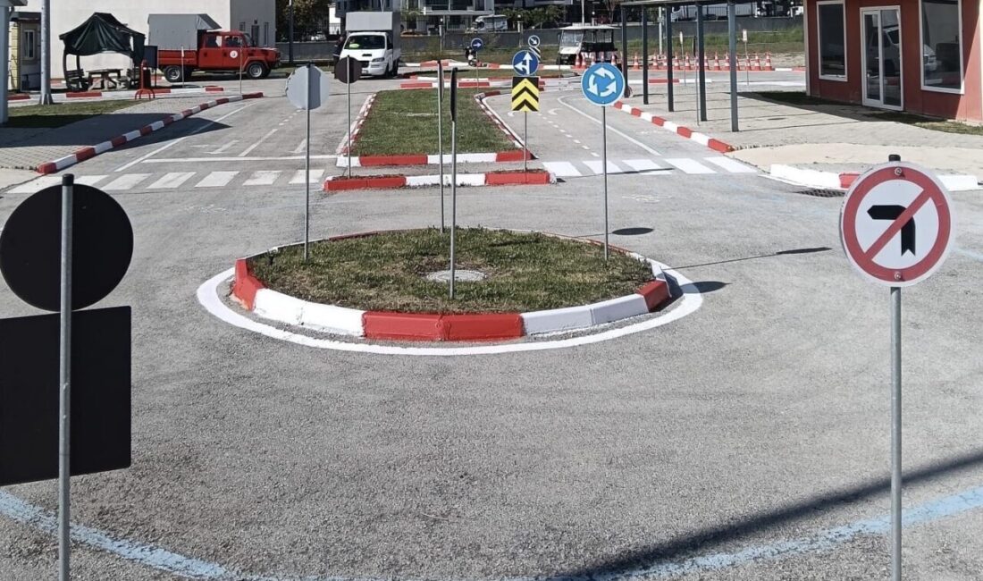Uşak Belediyesi tarafından çocukların trafik kurallarını eğlenerek öğrenebildiği Uşak Çocuk