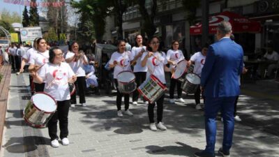 Uşak’ta 10-16 Mayıs Dünya Engelliler Haftası nedeniyle farkındalık yürüyüşü gerçekleştirildi.