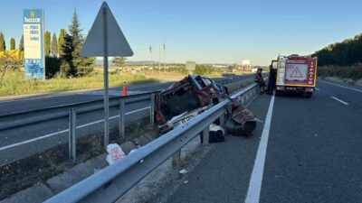 Uşak’ta kontrolden çıkan cipin refüje çarparak iki bariyer arasında sürüklenmesi
