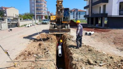 Uşak Belediyesi Park ve Bahçeler Müdürlüğü ekipleri kilit parke taşı