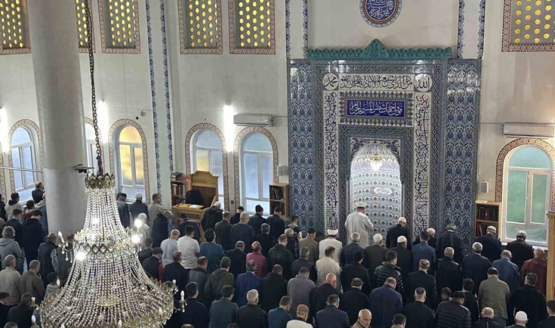 Uşak’ta vatandaşlar, sabah saatlerinde camilere akın ederek Kurban Bayramı namazını