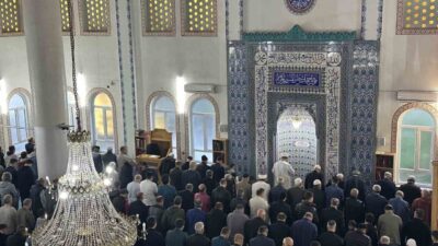 Uşak’ta vatandaşlar, sabah saatlerinde camilere akın ederek Kurban Bayramı namazını