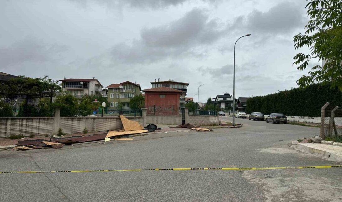 Uşak’ta öğle saatlerinden itibaren etkili olan kuvvetli fırtına, kent genelinde