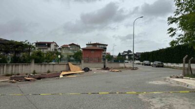 Uşak’ta öğle saatlerinden itibaren etkili olan kuvvetli fırtına, kent genelinde