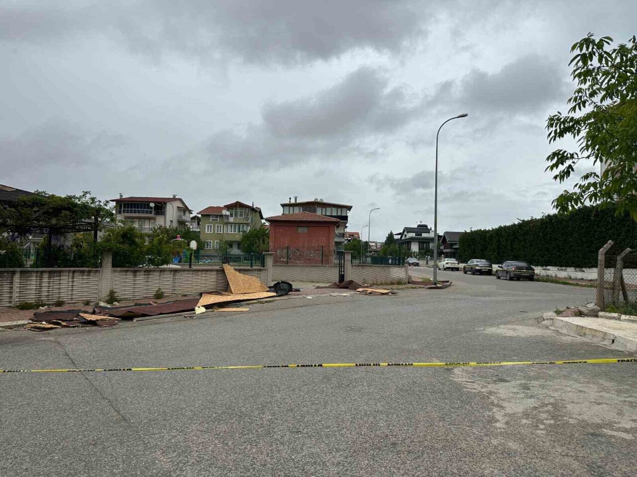 Uşak’ta öğle saatlerinden itibaren etkili olan kuvvetli fırtına, kent genelinde