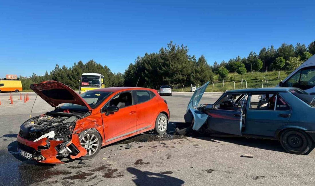 Uşak’ta iki otomobilin çarpışması sonucu meydana gelen kazada 5 kişi