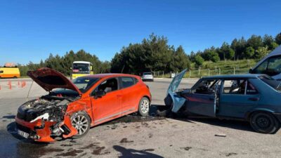 Uşak’ta iki otomobilin çarpışması sonucu meydana gelen kazada 5 kişi