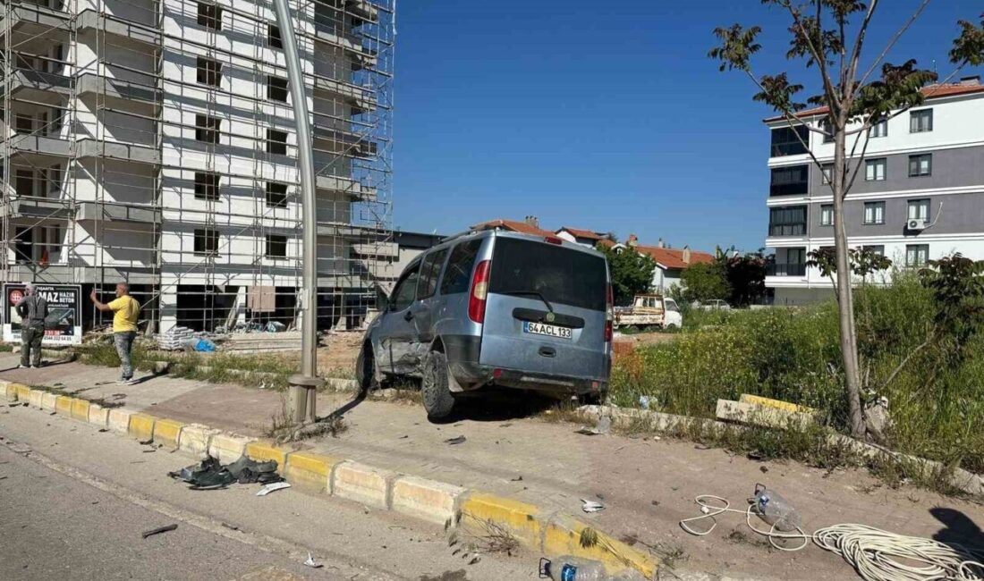 Uşak’ta yabancı plakalı bir otomobilin park halindeki hafif ticari araca