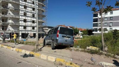 Uşak’ta yabancı plakalı bir otomobilin park halindeki hafif ticari araca