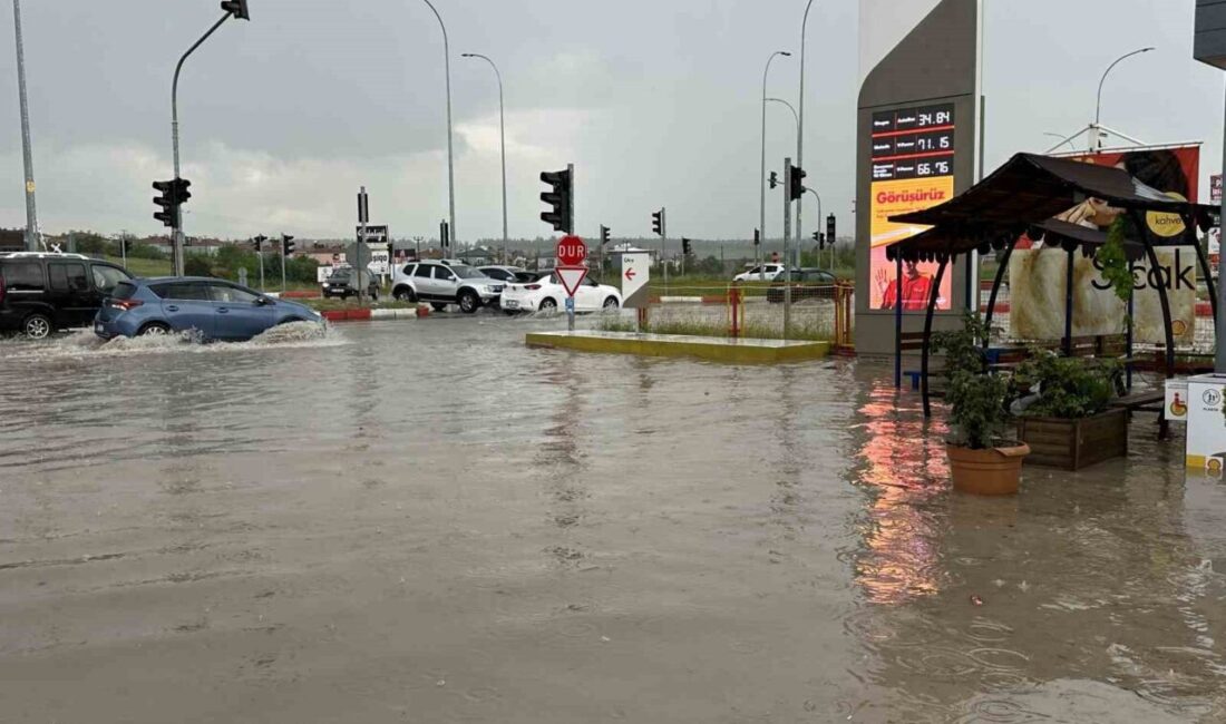 Uşak’ta akşam saatlerinde etkili olan sağanak yağış, kent merkezinin bazı