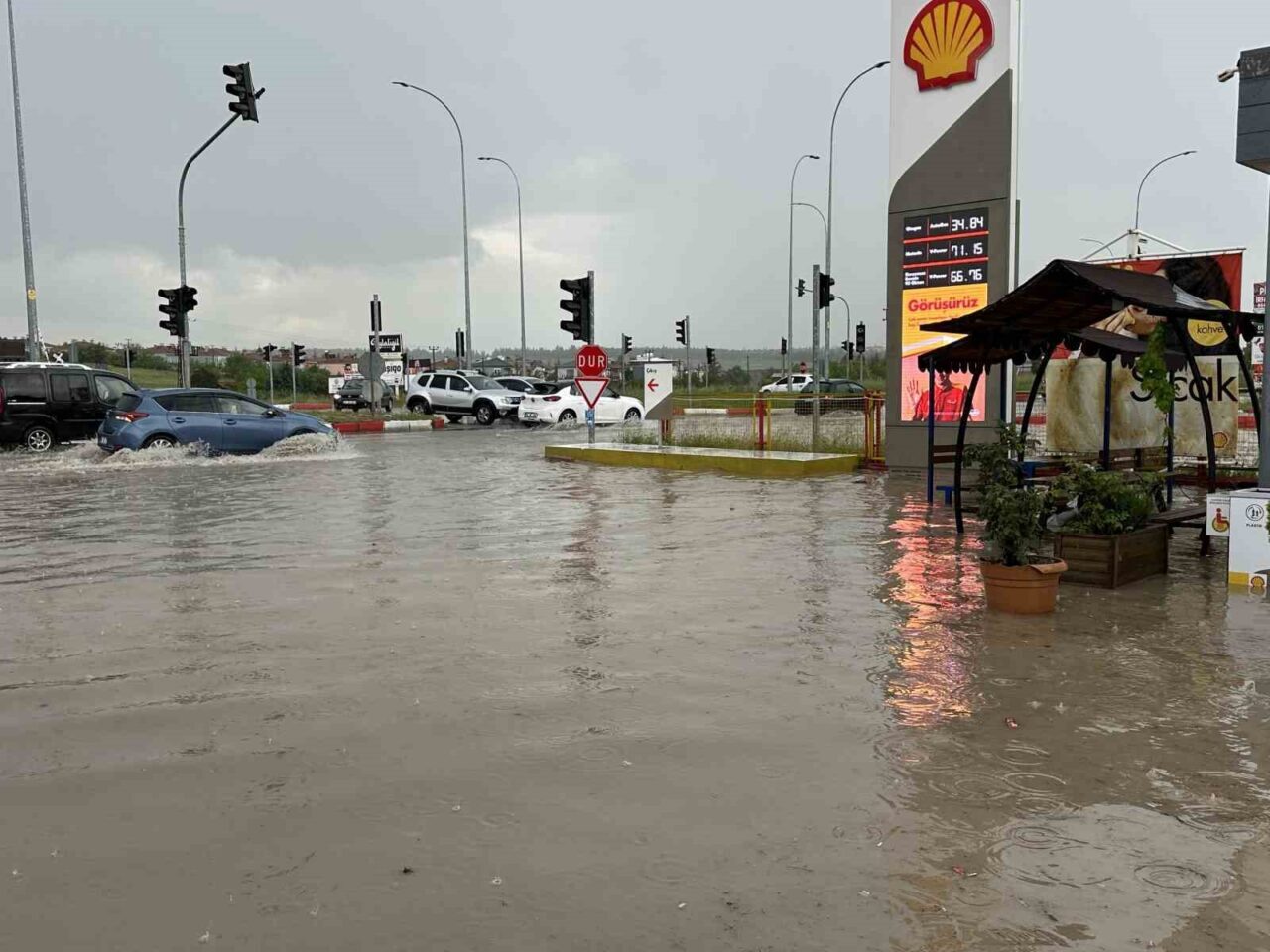Uşak’ta akşam saatlerinde etkili olan sağanak yağış, kent merkezinin bazı
