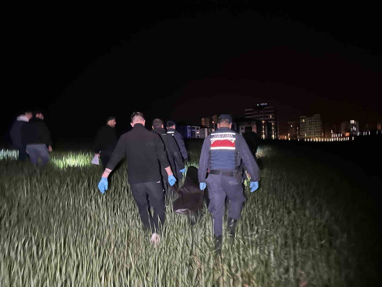 Uşak’ta tarım arazisinde bir erkeğe ait cansız beden bulunurken, olayla