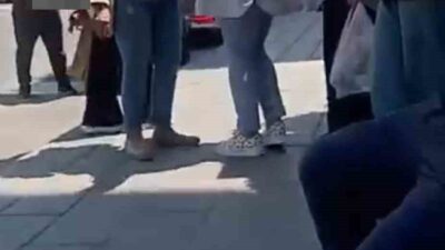 Üsküdar’da bir fast-food zinciri şubesi önünde eylemin yapan mahalle sakinleri,