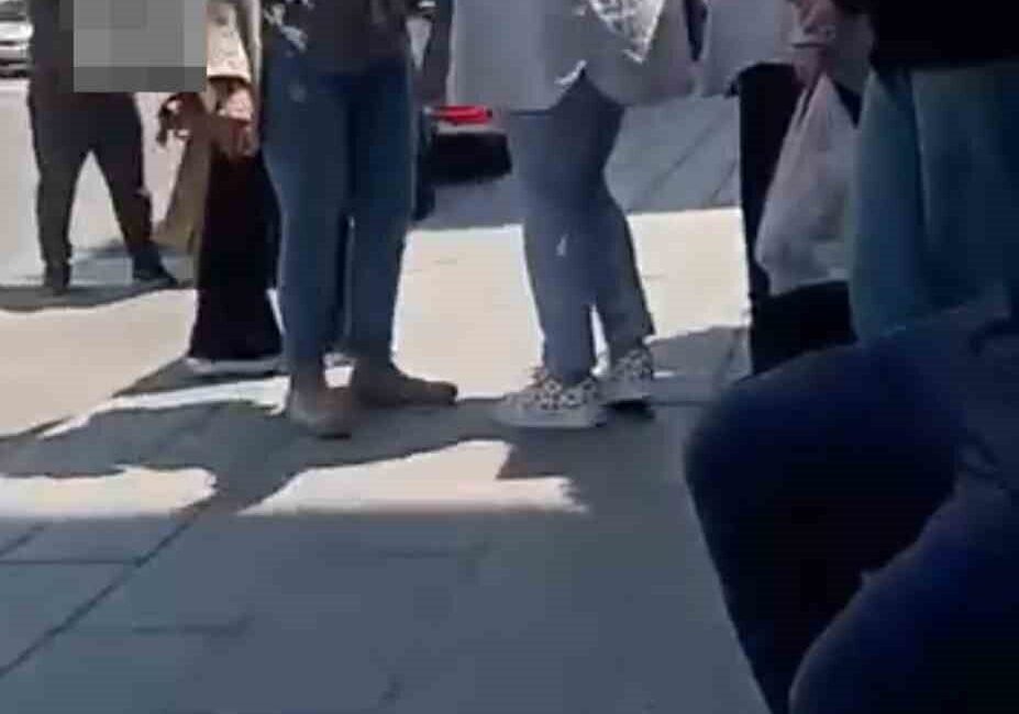 Üsküdar’da bir fast-food zinciri şubesi önünde eylemin yapan mahalle sakinleri,