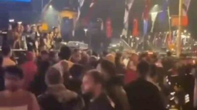 Galatasaray’ın şampiyonluk kutlamaları için Üsküdar Meydanı’nda bir araya gelen taraftarlar,