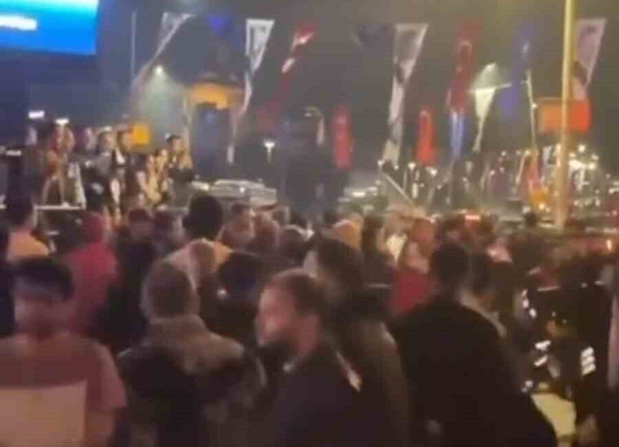 Galatasaray’ın şampiyonluk kutlamaları için Üsküdar Meydanı’nda bir araya gelen taraftarlar,