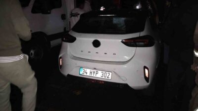 Üsküdar’da park halindeki bir otomobilde bulunan yangın iki araca sıçradı.