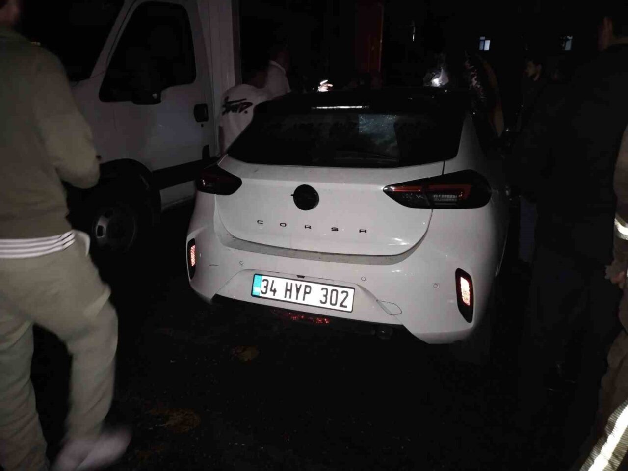 Üsküdar’da park halindeki bir otomobilde bulunan yangın iki araca sıçradı.