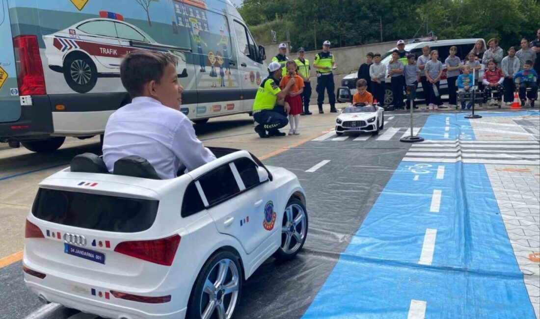 Kırklareli merkez ilçeye bağlı Üsküp beldesinde jandarma ekiplerince öğrencilere Mobil