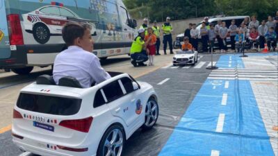 Kırklareli merkez ilçeye bağlı Üsküp beldesinde jandarma ekiplerince öğrencilere Mobil