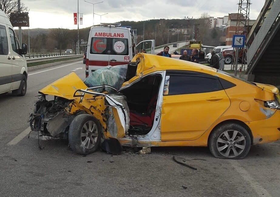 Samsun’un Havza ilçesinde direksiyon hakimiyetini kaybettiği otomobili ile üst geçit