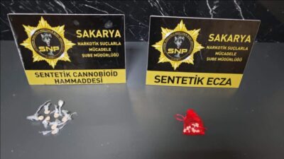 Sakarya’nın Adapazarı ilçesinde polisin düzenlediği operasyonda uyuşturucu ile yakalanan sokak