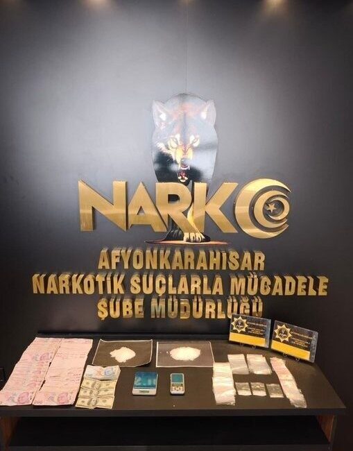 Afyonkarahisar’da torbacı diye adlandırılan uyuşturucu satıcılarına yönelik polis tarafından yapılan