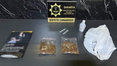 Sakarya’da polis ekiplerince bir ikamete düzenlenen uyuşturucu operasyonunda gözaltına alınan