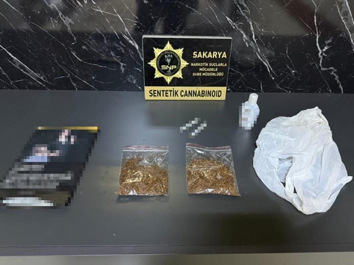 Sakarya’da polis ekiplerince bir ikamete düzenlenen uyuşturucu operasyonunda gözaltına alınan