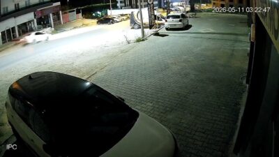 Bursa’da direksiyon başında uyuyakalan sürücü, park halindeki araçlara çarptı. O
