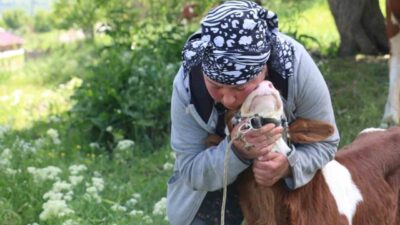 Erzincan’ın Üzümlü ilçesine bağlı Derebük köyünde yaşayan Gürcistanlı Nino Eroğlu,