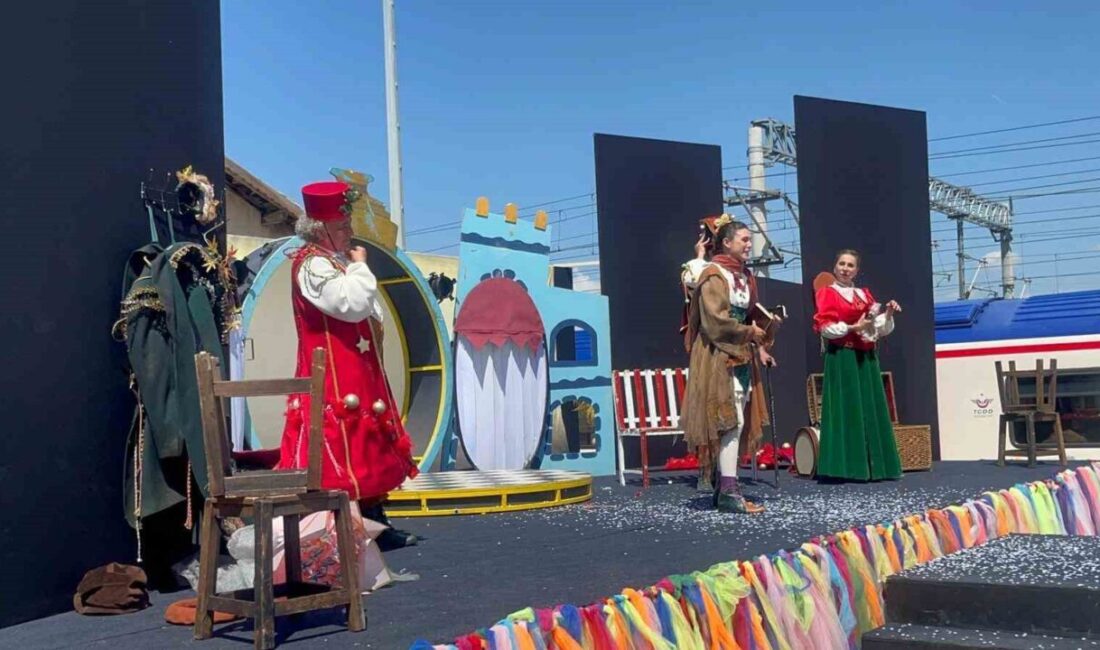 Yozgat’ın Yerköy ilçesinde izleyicilerle buluşan ‘Vagon Sahne’ etkinliği vatandaşlardan yoğun