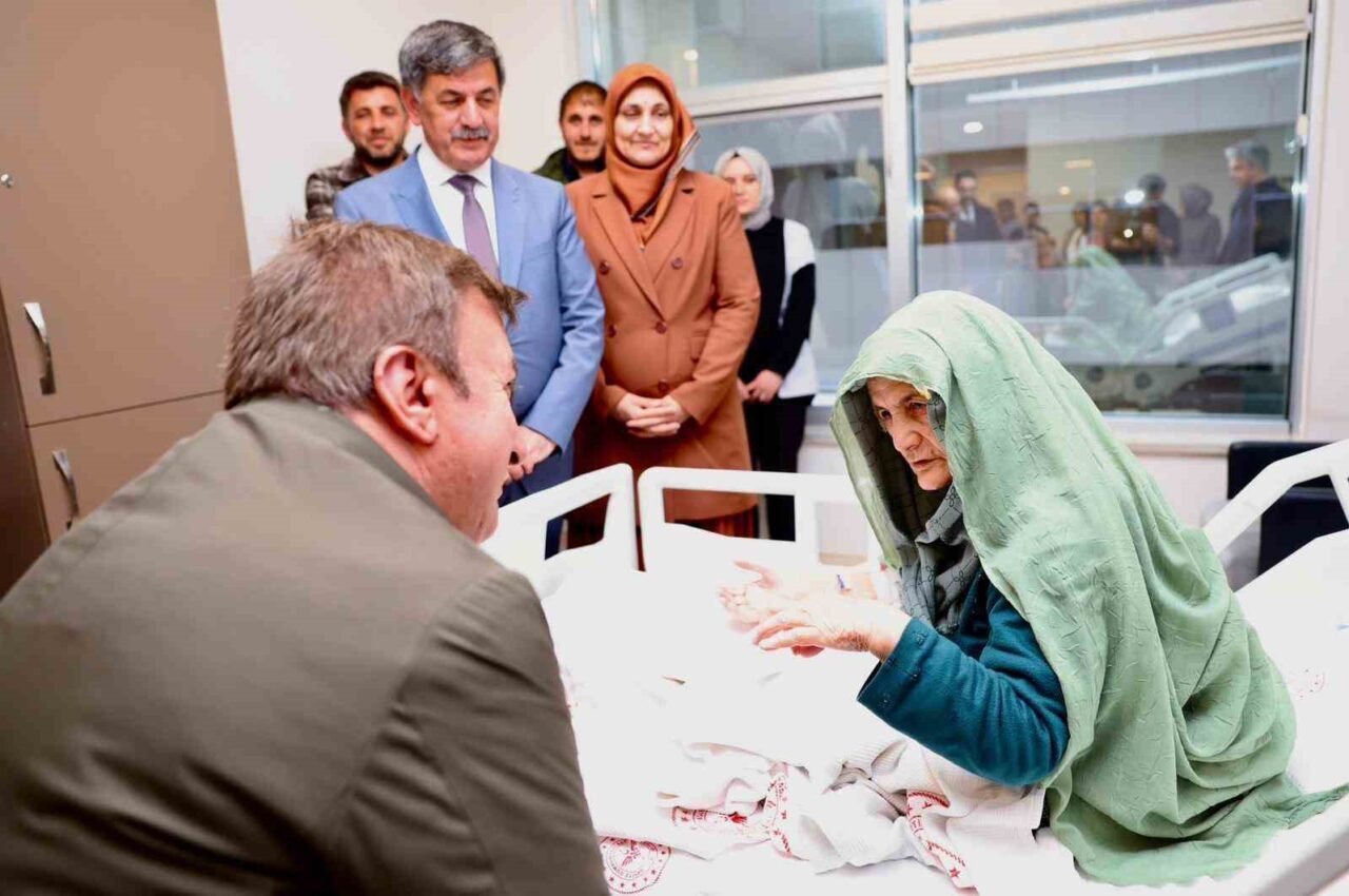 Erzincan Valisi Hamza Aydoğdu, Belediye Başkanı Bekir Aksun’un annesi Mahnur