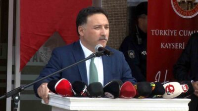 Kayseri Valiliği tarafından düzenlenen bayramlaşma programında protokol üyeleri bir araya