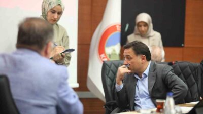Kayseri Valisi Gökmen Çiçek, vatandaşlarla bir araya gelerek sorun, talep