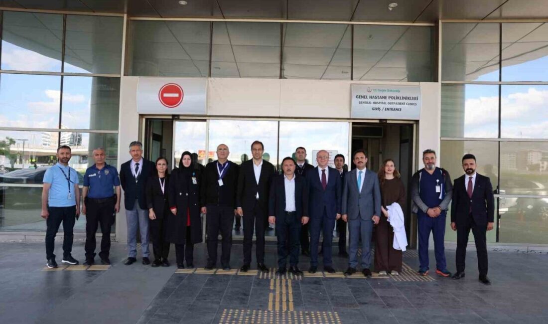 Kayseri Valisi Gökmen Çiçek, Kayseri Şehir Hastanesi’nde tedavi gören hastaları