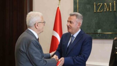 İzmir Valisi Dr. Süleyman Elban, bayram dolayısıyla düzenlenen törende il