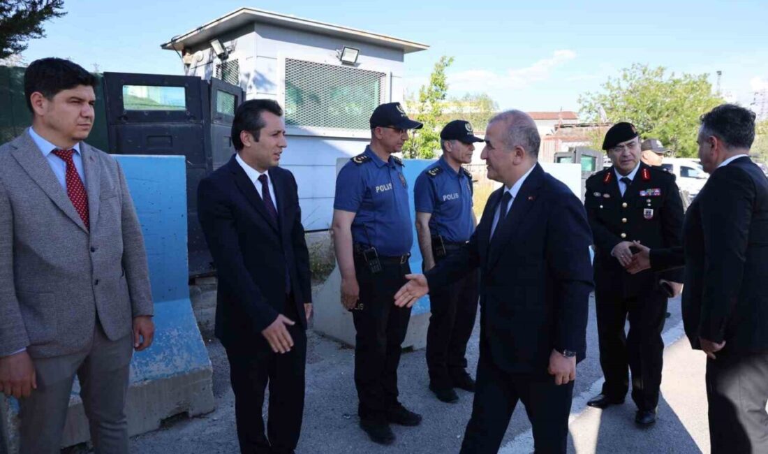 Elazığ Valisi Numan Hatipoğlu, arife günü görevi başındaki polis ve