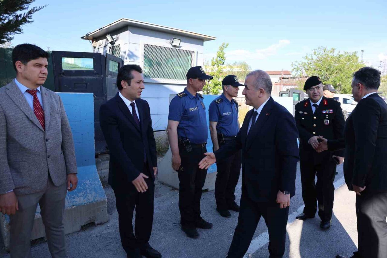 Elazığ Valisi Numan Hatipoğlu, arife günü görevi başındaki polis ve