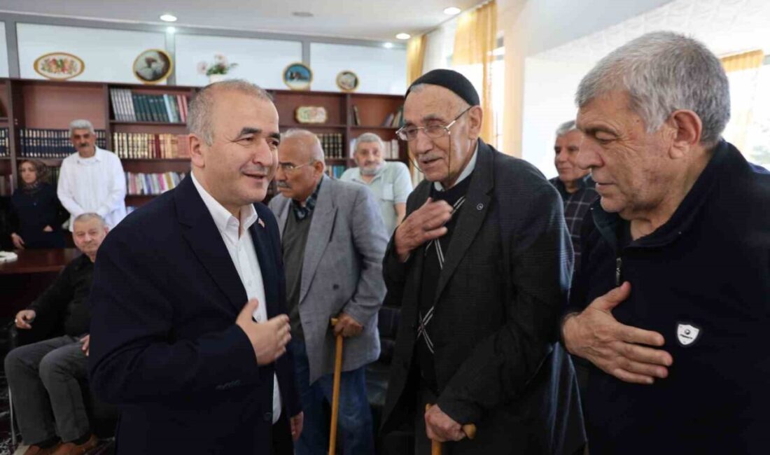Elazığ Valisi Numan Hatipoğlu, bayramın ilk gününde huzurevi sakinleriyle bir