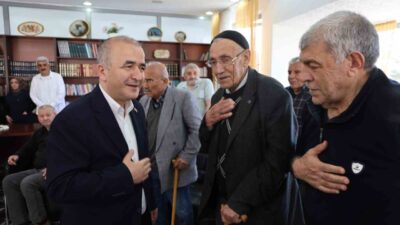 Elazığ Valisi Numan Hatipoğlu, bayramın ilk gününde huzurevi sakinleriyle bir