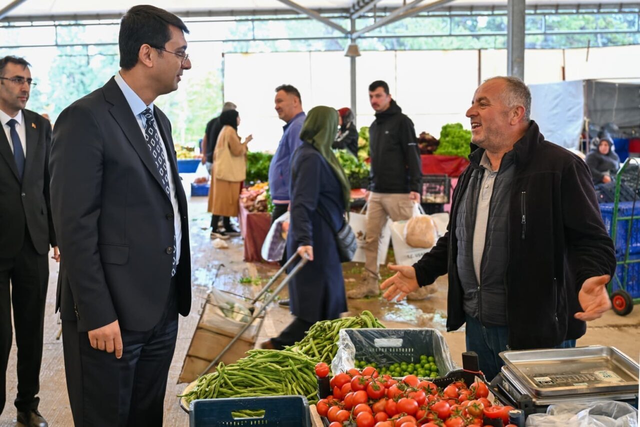 Uşak Valisi Serdar Kartal, Sigorta Semt Pazarını ziyaret ederek üreticiler,