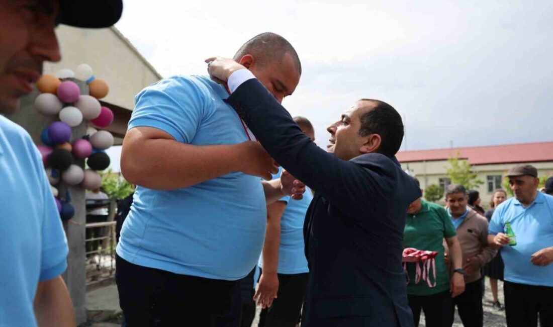 Iğdır Valisi M. Fırat Taşolar ve eşi Didem Taşolar, 10-16